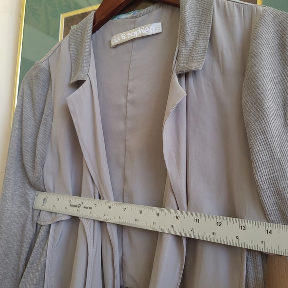 Lola & Sophie Gray Blazer with Relaxed Silhouette - Picture 5 of 10